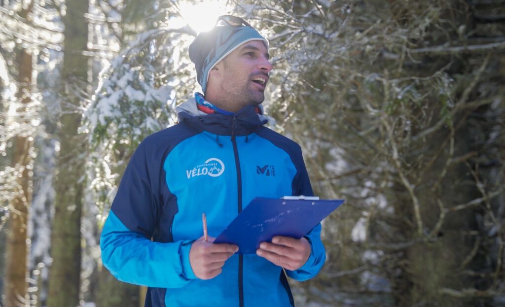 Baptiste Turrel lors d'une animation d'une Team Building en hiver sur la Feclaz