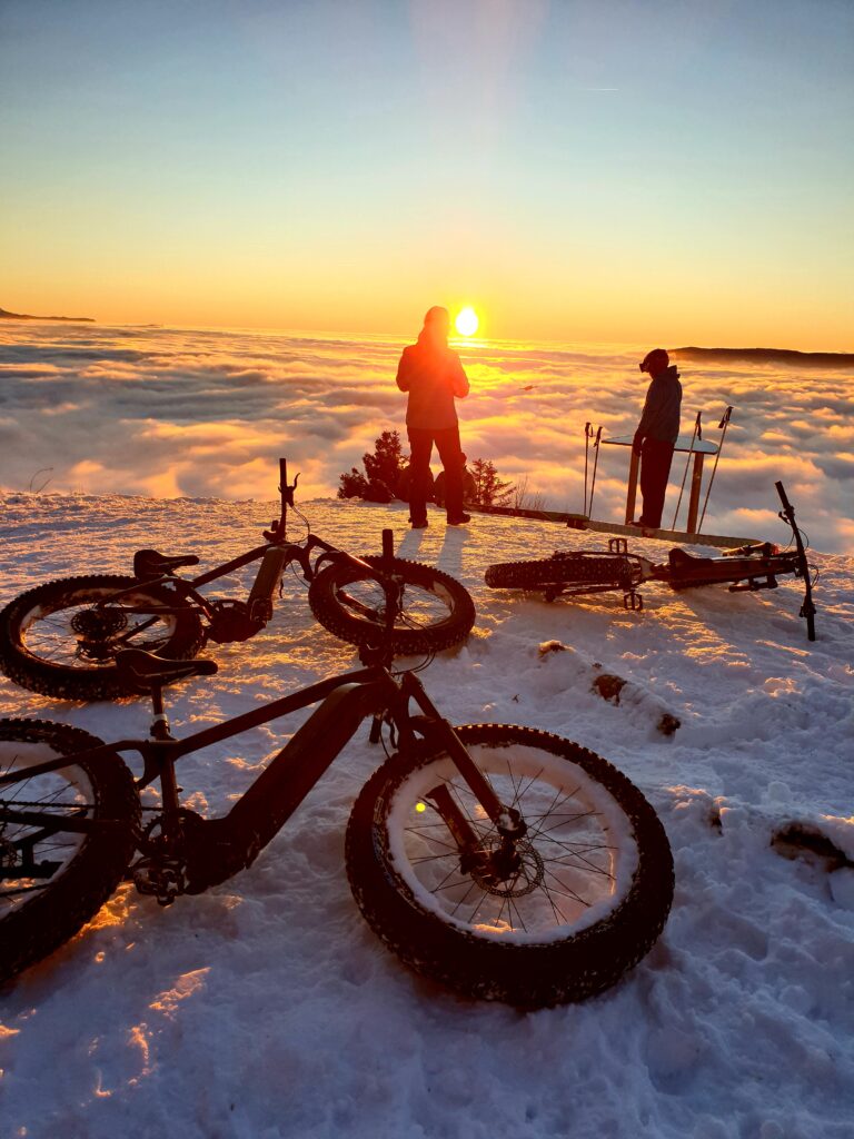 Coucher du soleil en fatbike sur neige à la feclaz avec une mer de nuage