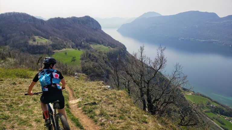 VTTAE à Aix Les Bains, une randonnée avec location du vtt électrique et l'encadrement au dessus du lac du Bourget