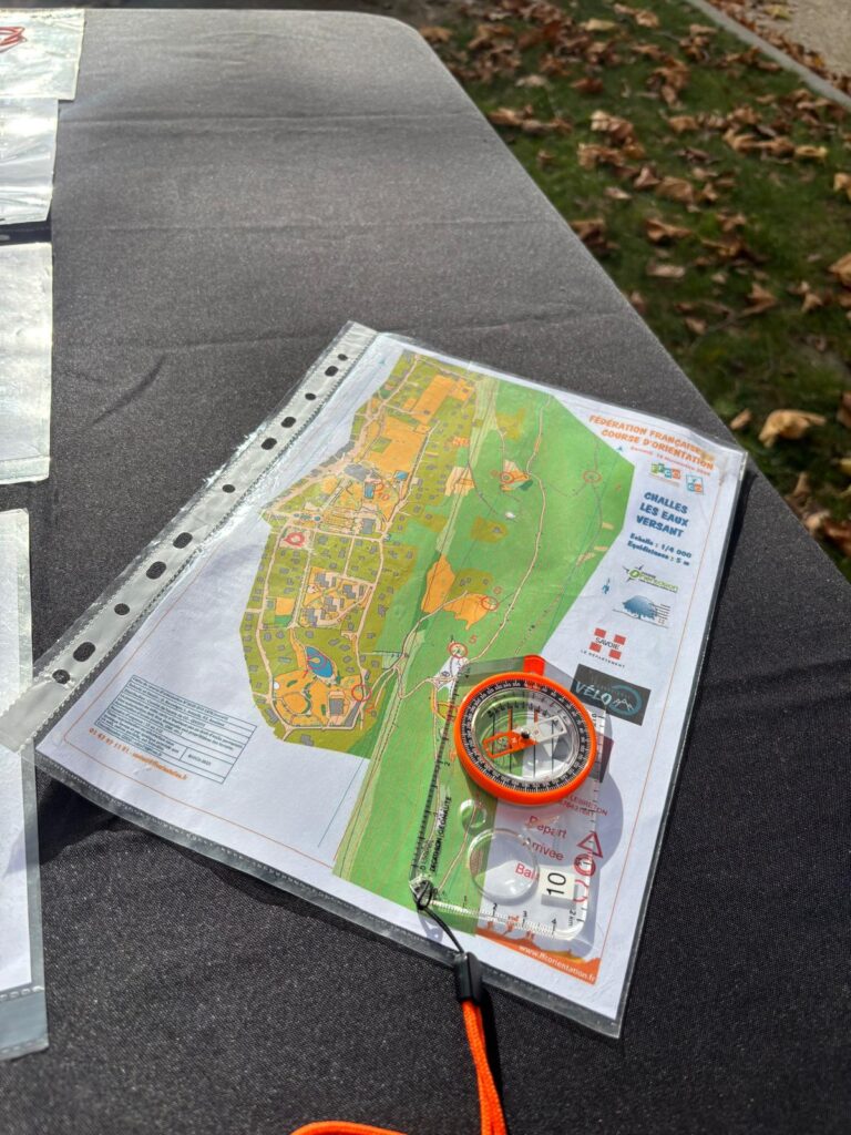 Course d'orientation à Chambéry Challes les eaux. Une carte aux normes IOF avec une boussole.
