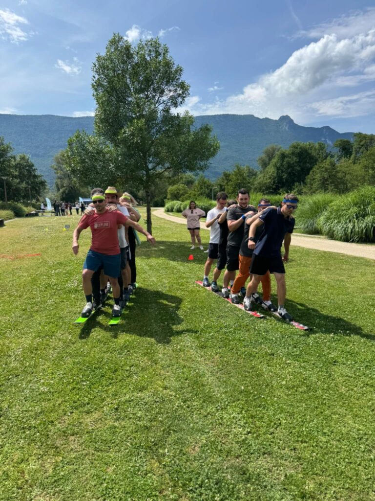 Relais en skis géants lors d'olympiades